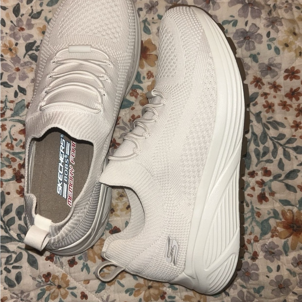 Skechers White Sneakers with Modern Silhouette and Comfort Design